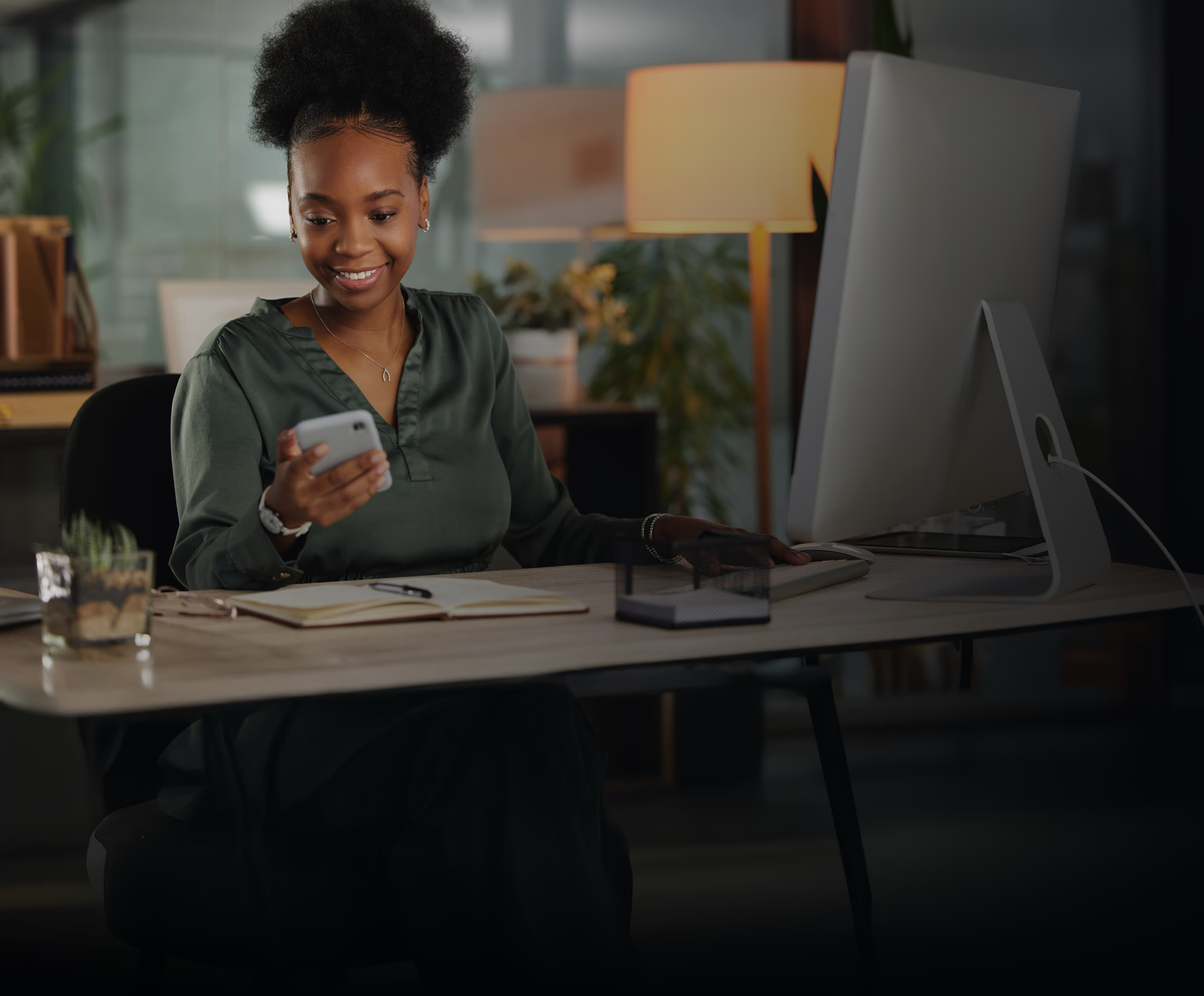 Empreendedora utilizando serviços financeiros